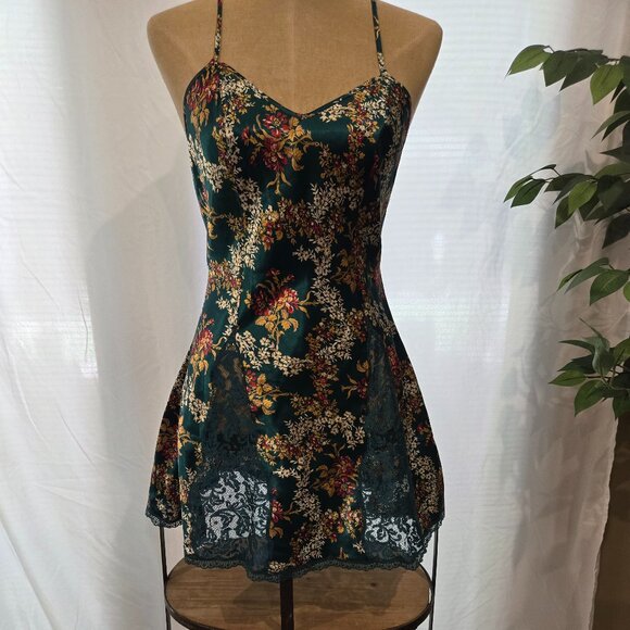 VICTORIA'S SECRET BABYDOLL CHEMISE. - Picture 1 of 7